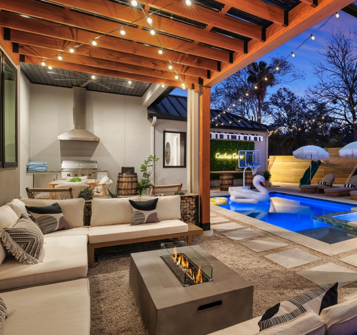 Outdoor Kitchens & Bars